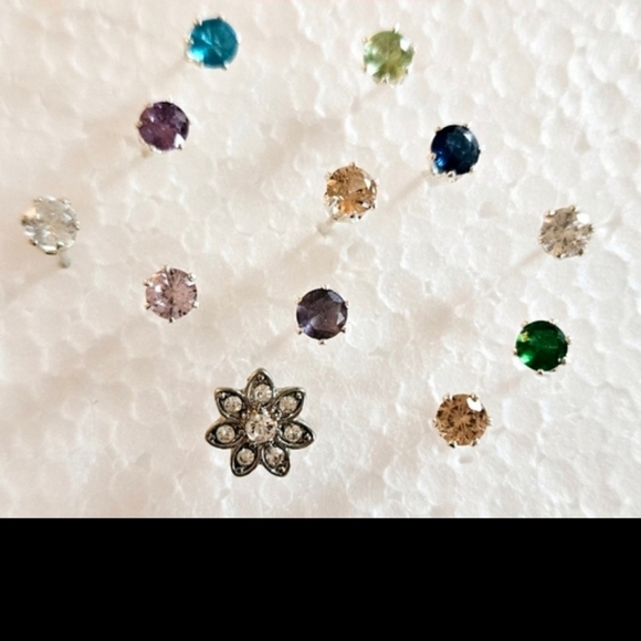 ⚡️Last Chance⚡️Assorted Single CZ Studs - Picture 1 of 1